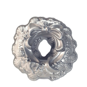 Molde Bundt Cake Holiday Wreath Silver Nordic Ware